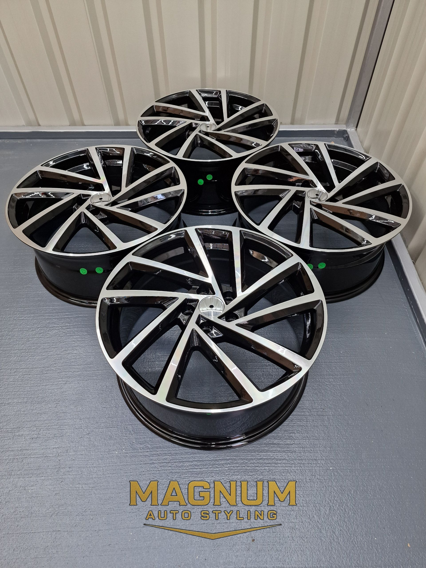 VW Spielberg Style – Gloss Black / Machined Face
