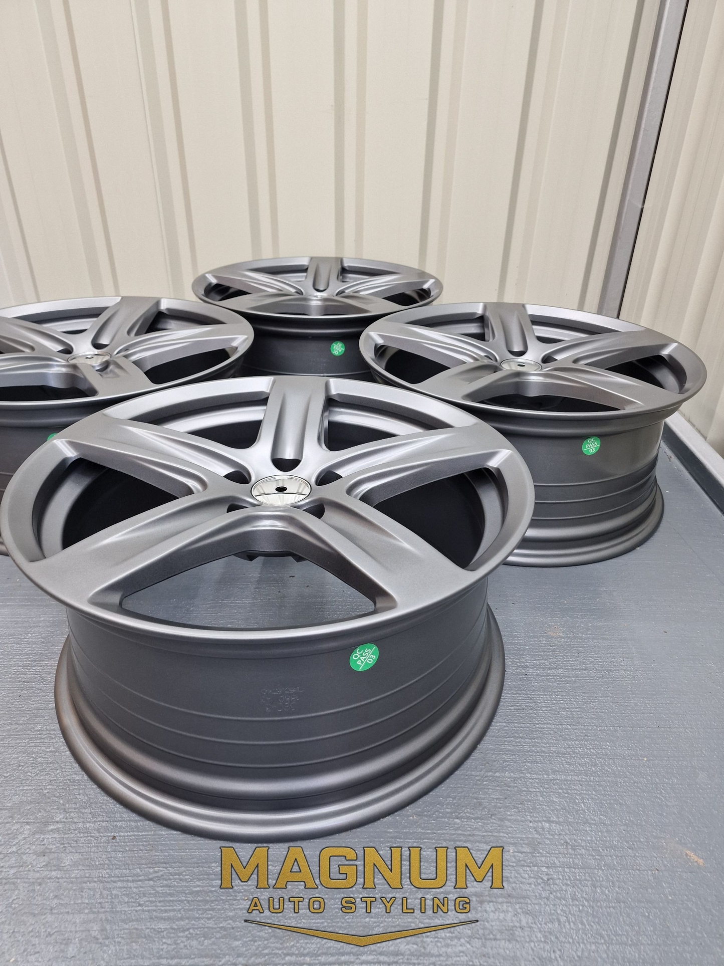 18" AVID Tourer - Satin Gunmetal