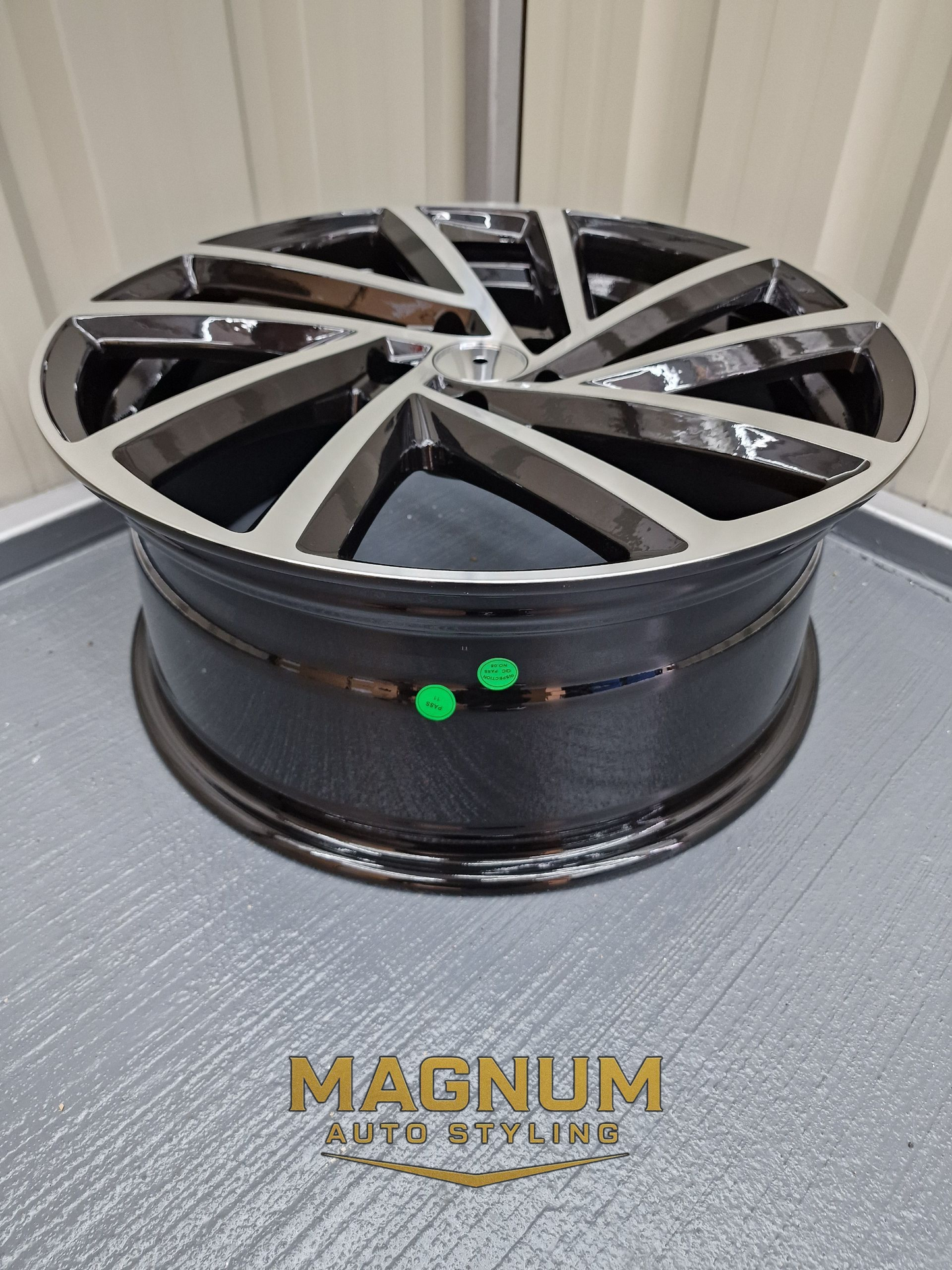 VW Spielberg Style – Gloss Black / Machined Face