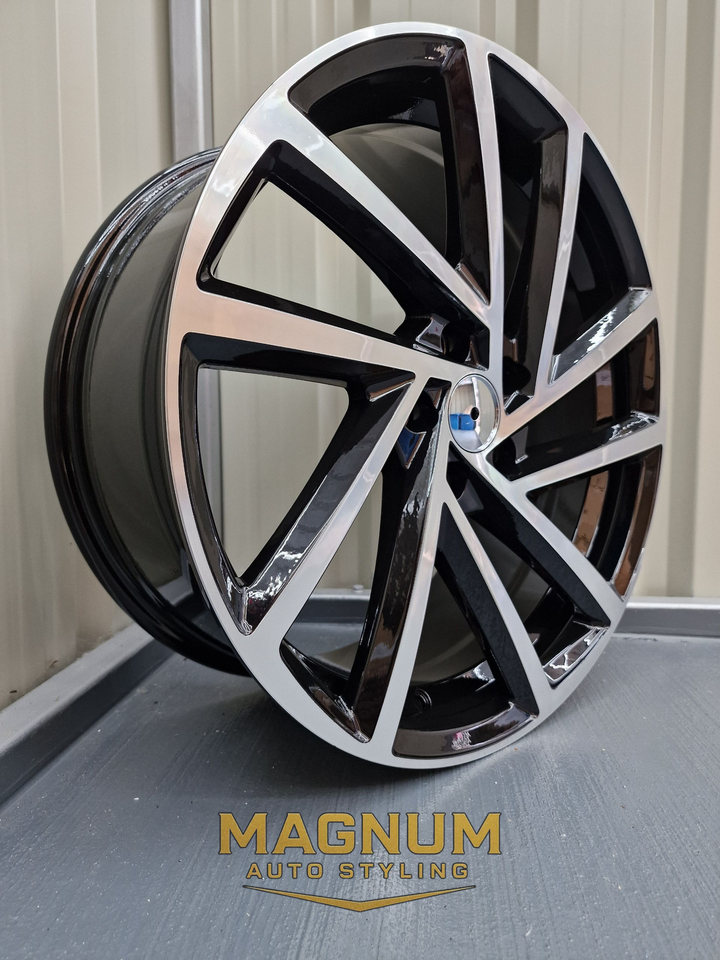 VW Spielberg Style – Gloss Black / Machined Face