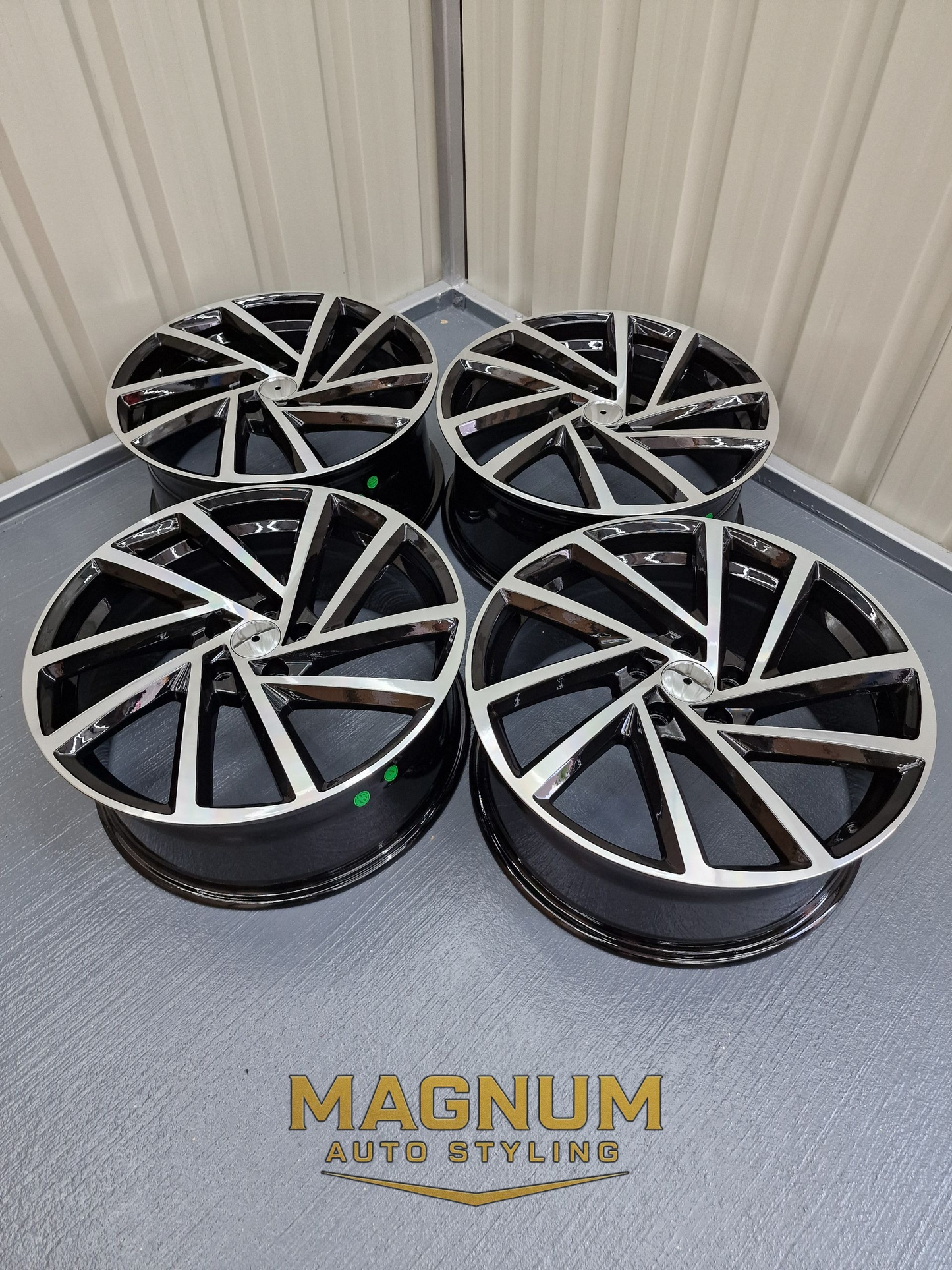 VW Spielberg Style – Gloss Black / Machined Face