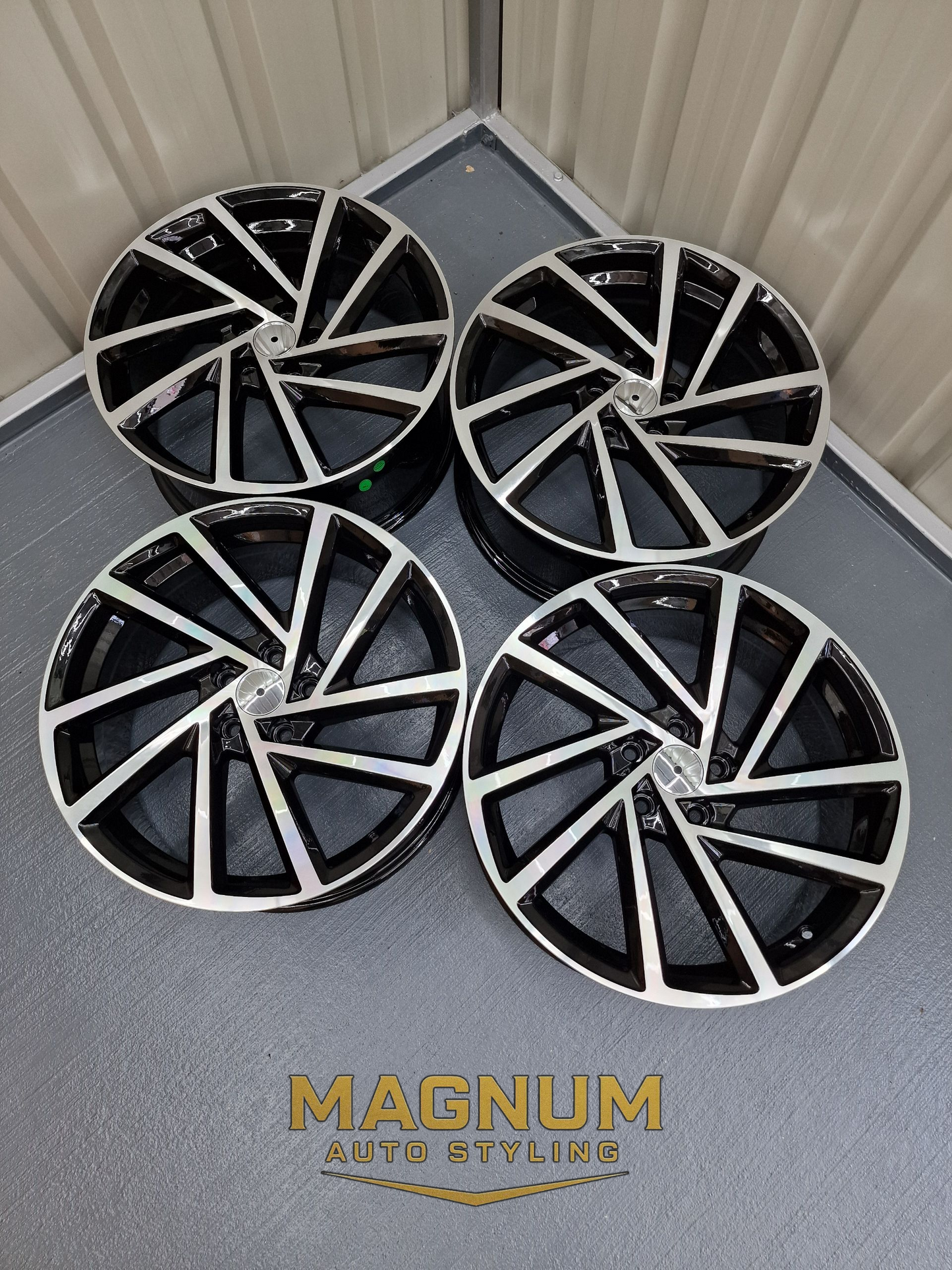 VW Spielberg Style – Gloss Black / Machined Face