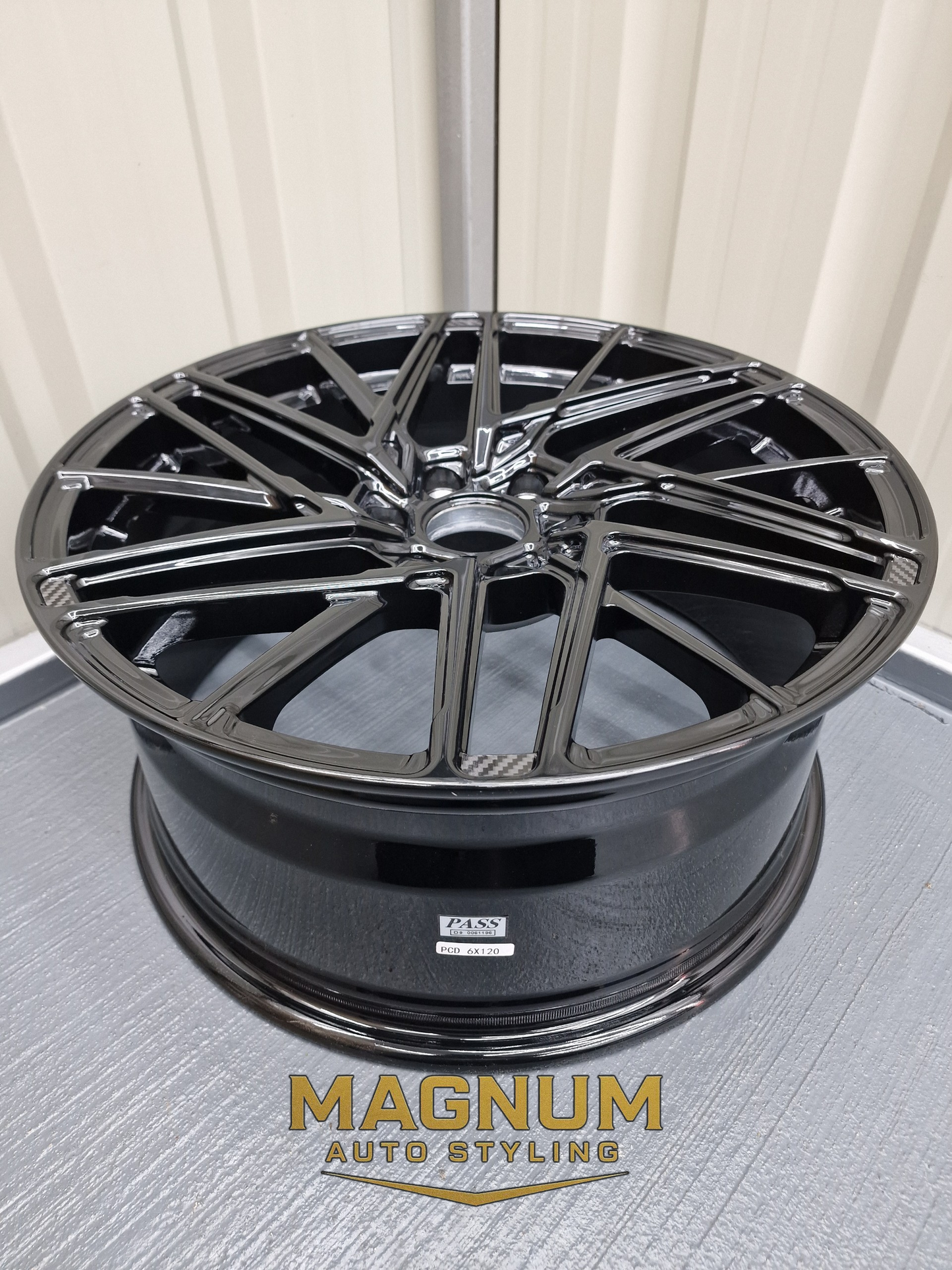 19" Motion R VS8 - Gloss Black