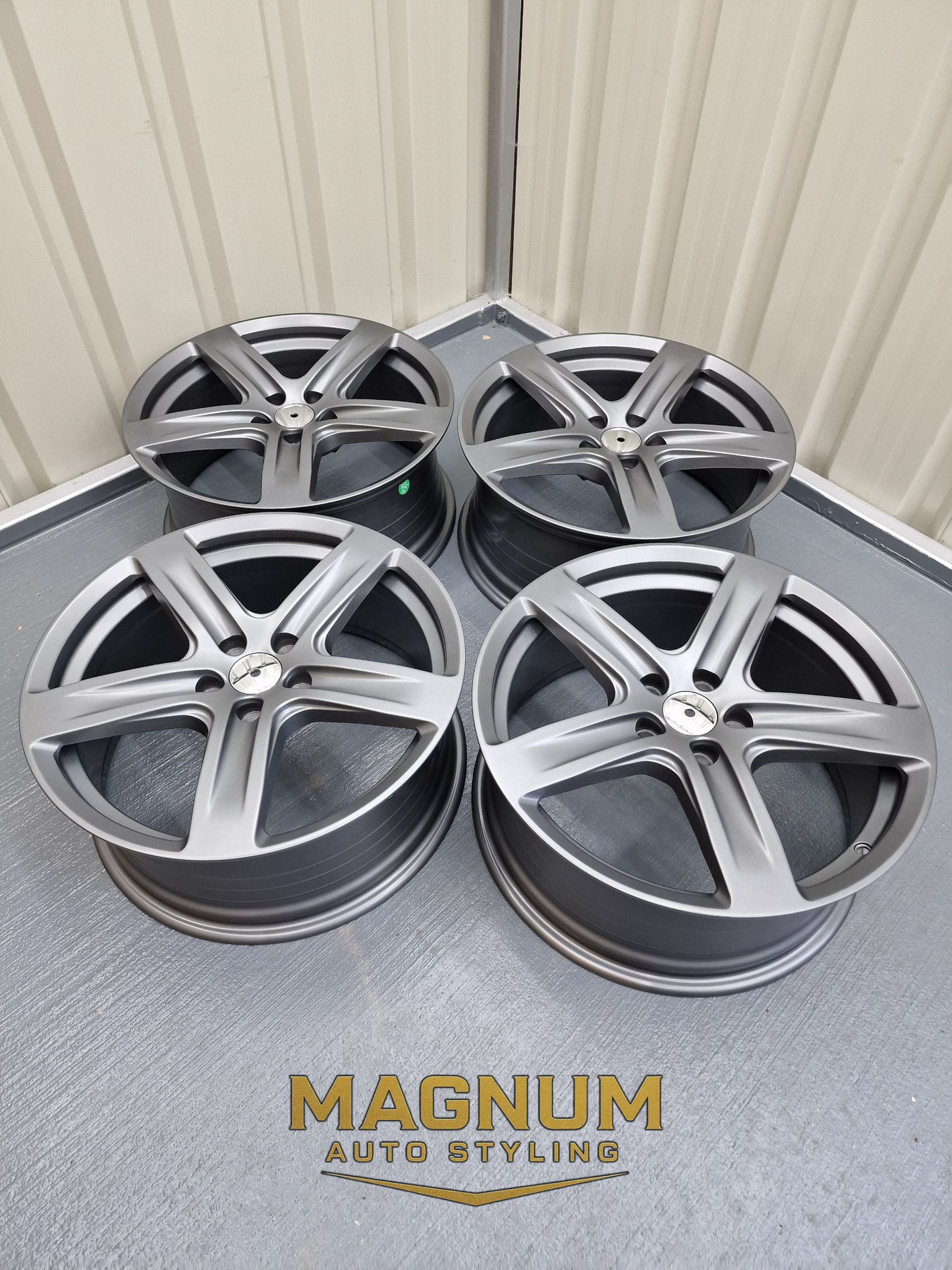 18" AVID Tourer - Satin Gunmetal