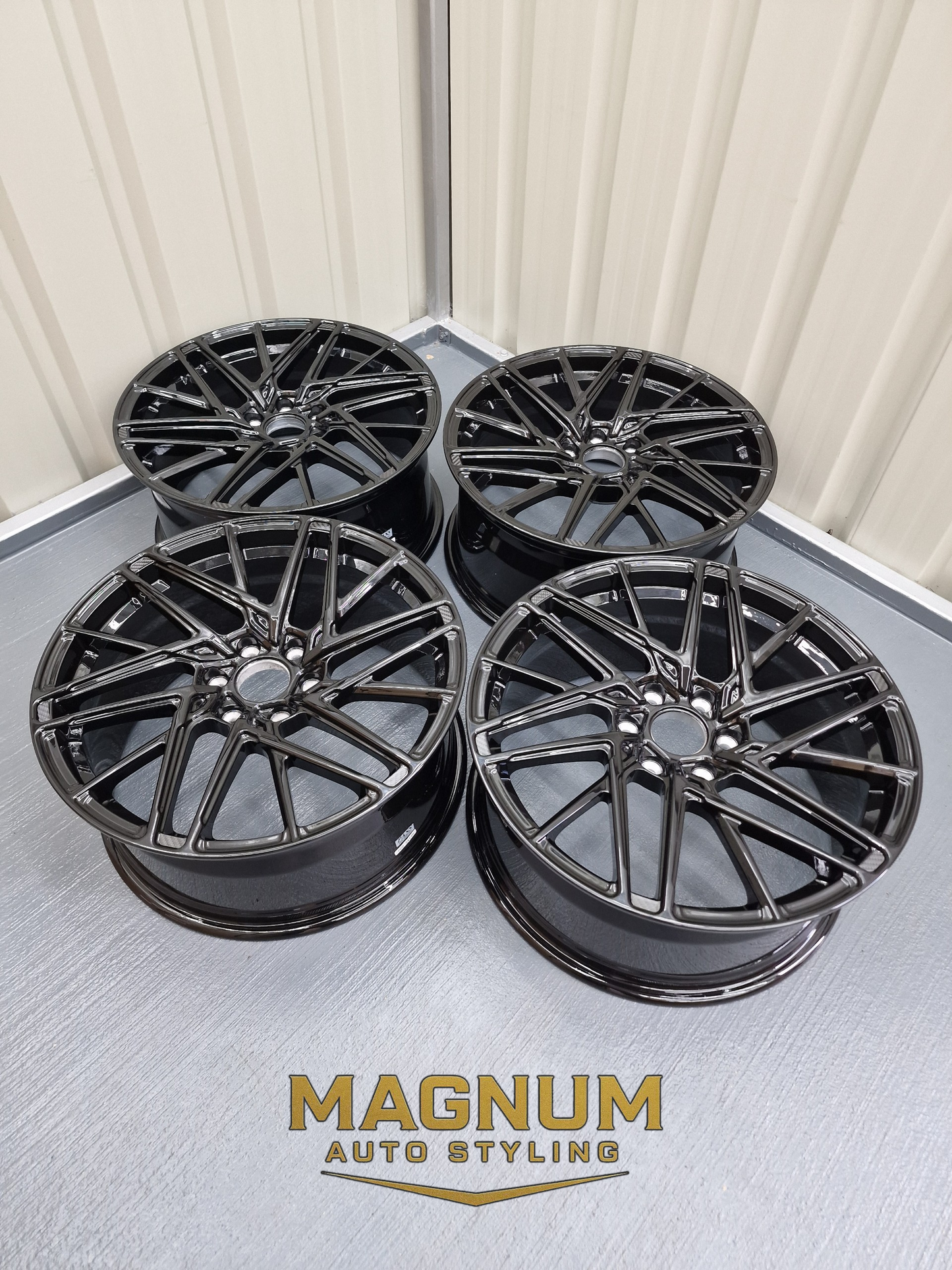 19" Motion R VS8 - Gloss Black