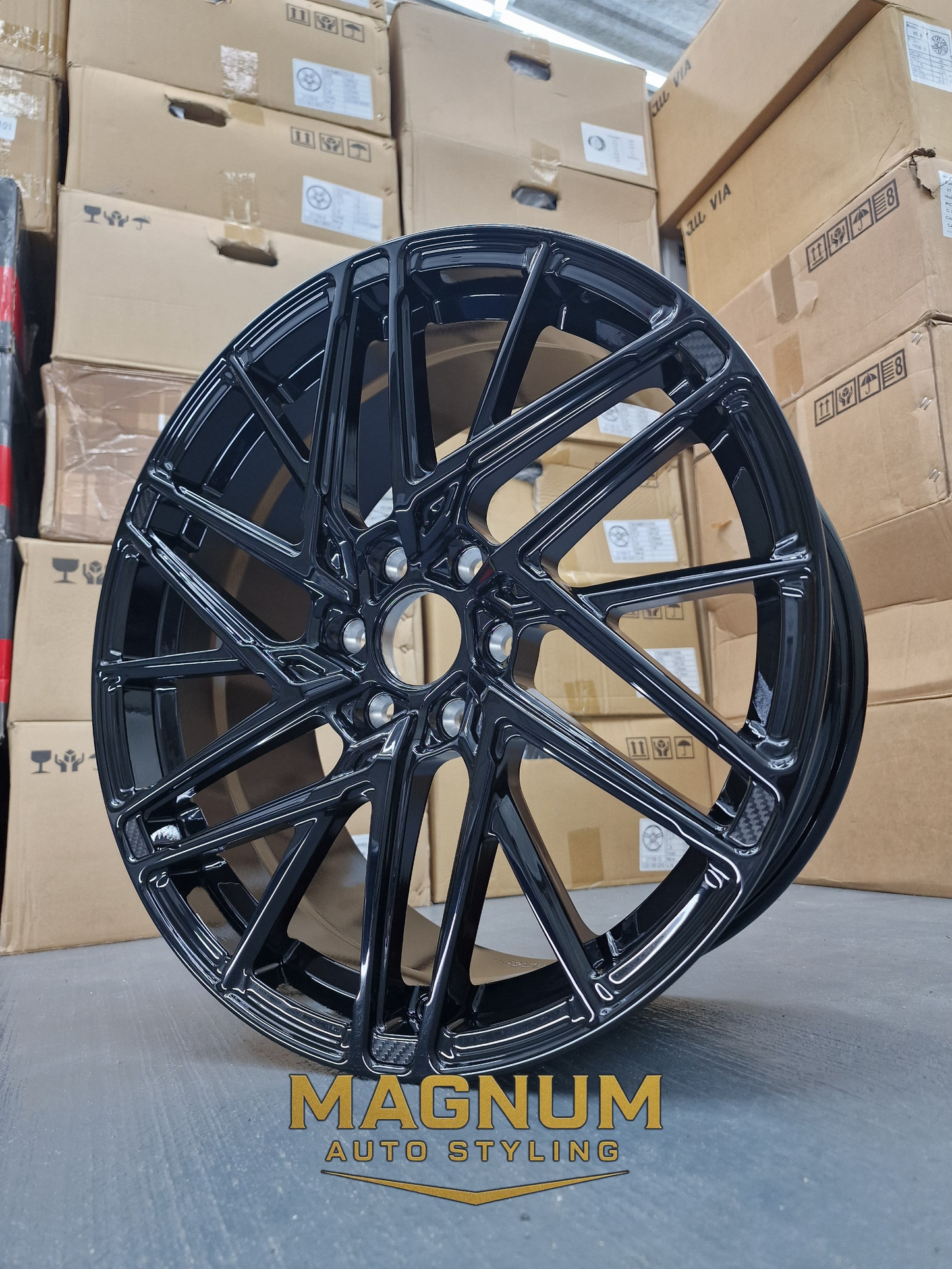 19" Motion R VS8 - Gloss Black