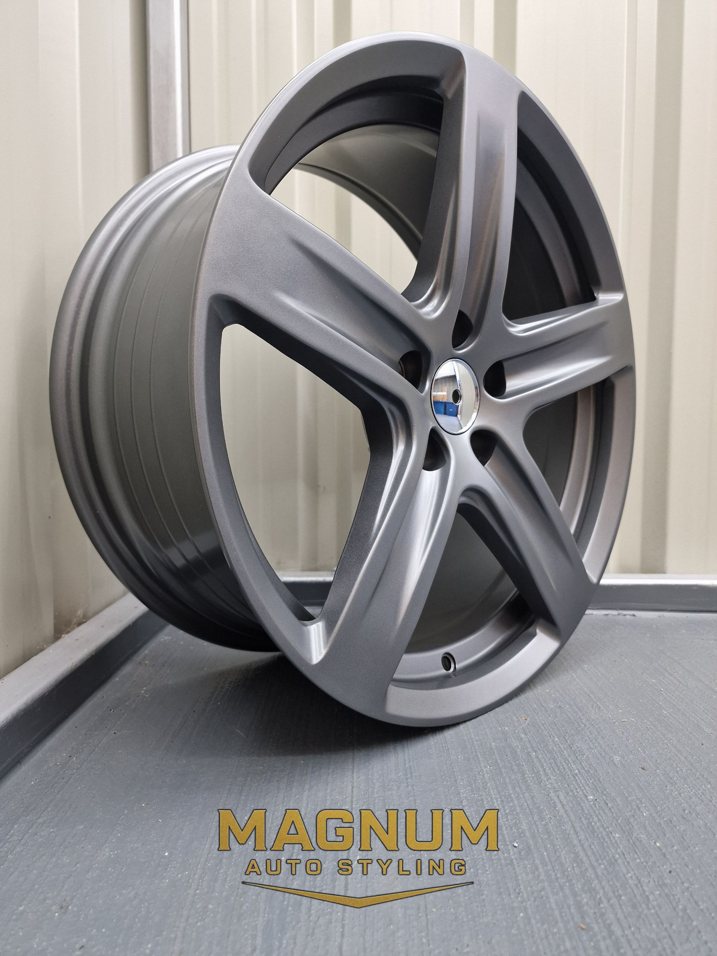 18" AVID Tourer - Satin Gunmetal