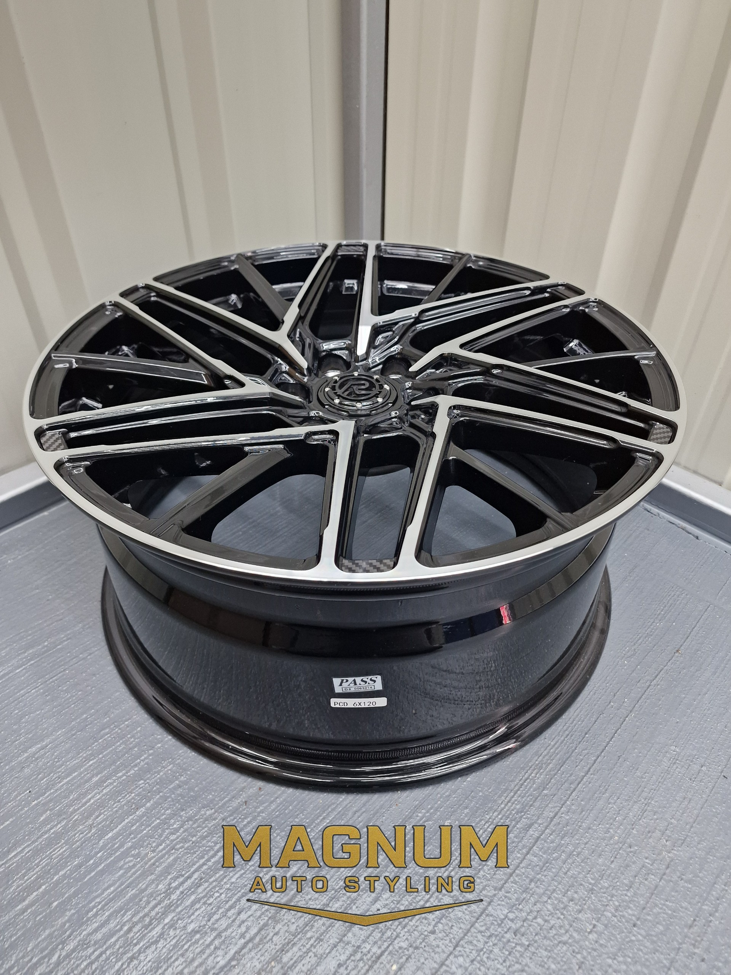 19" Motion R VS8 - Gloss Black Machined
