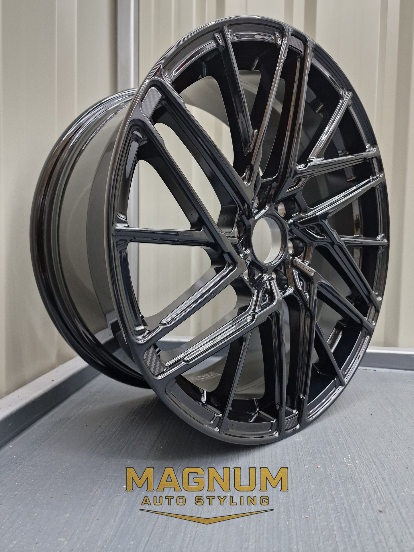19" Motion R VS8 - Gloss Black