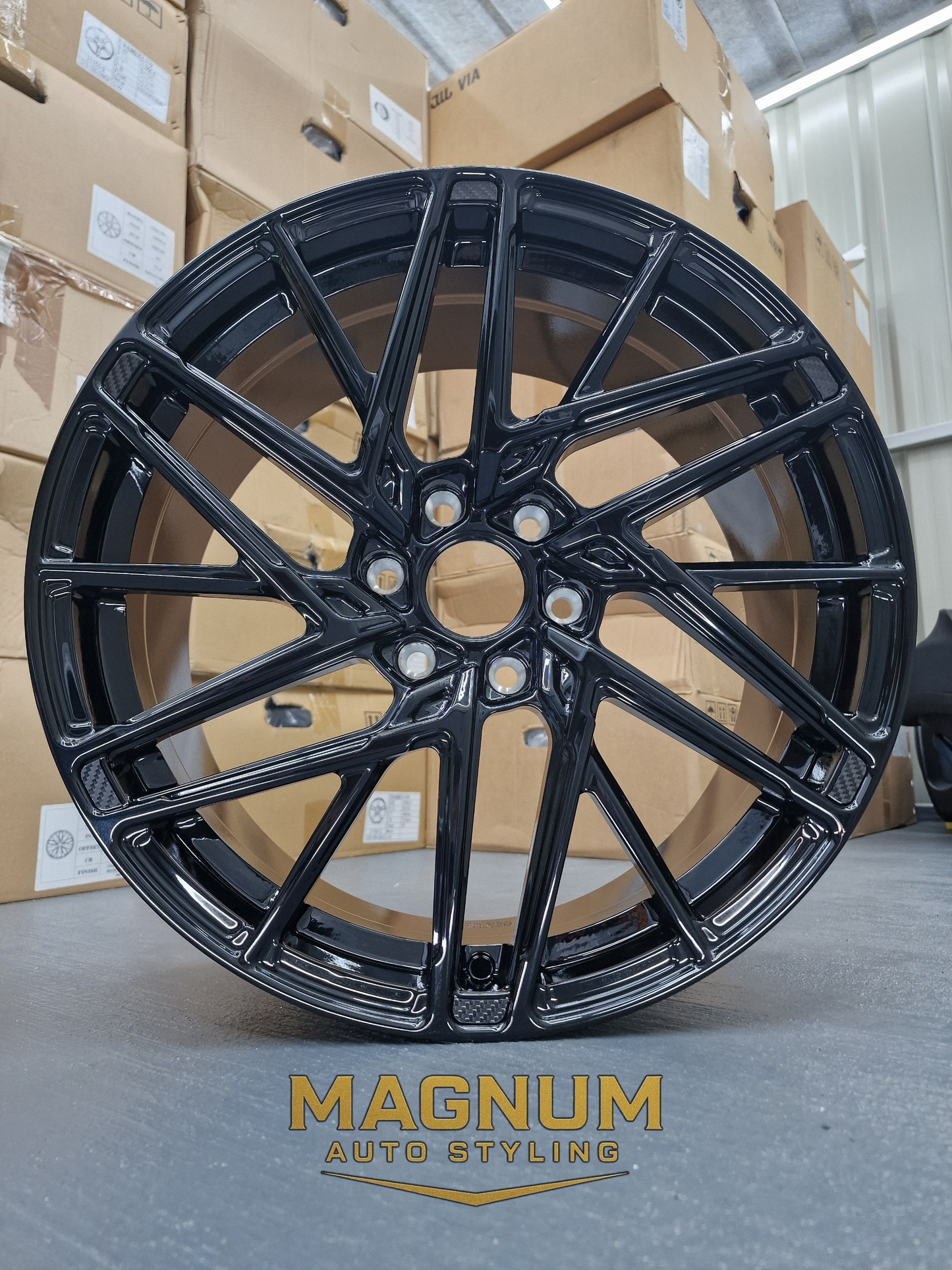 19" Motion R VS8 - Gloss Black