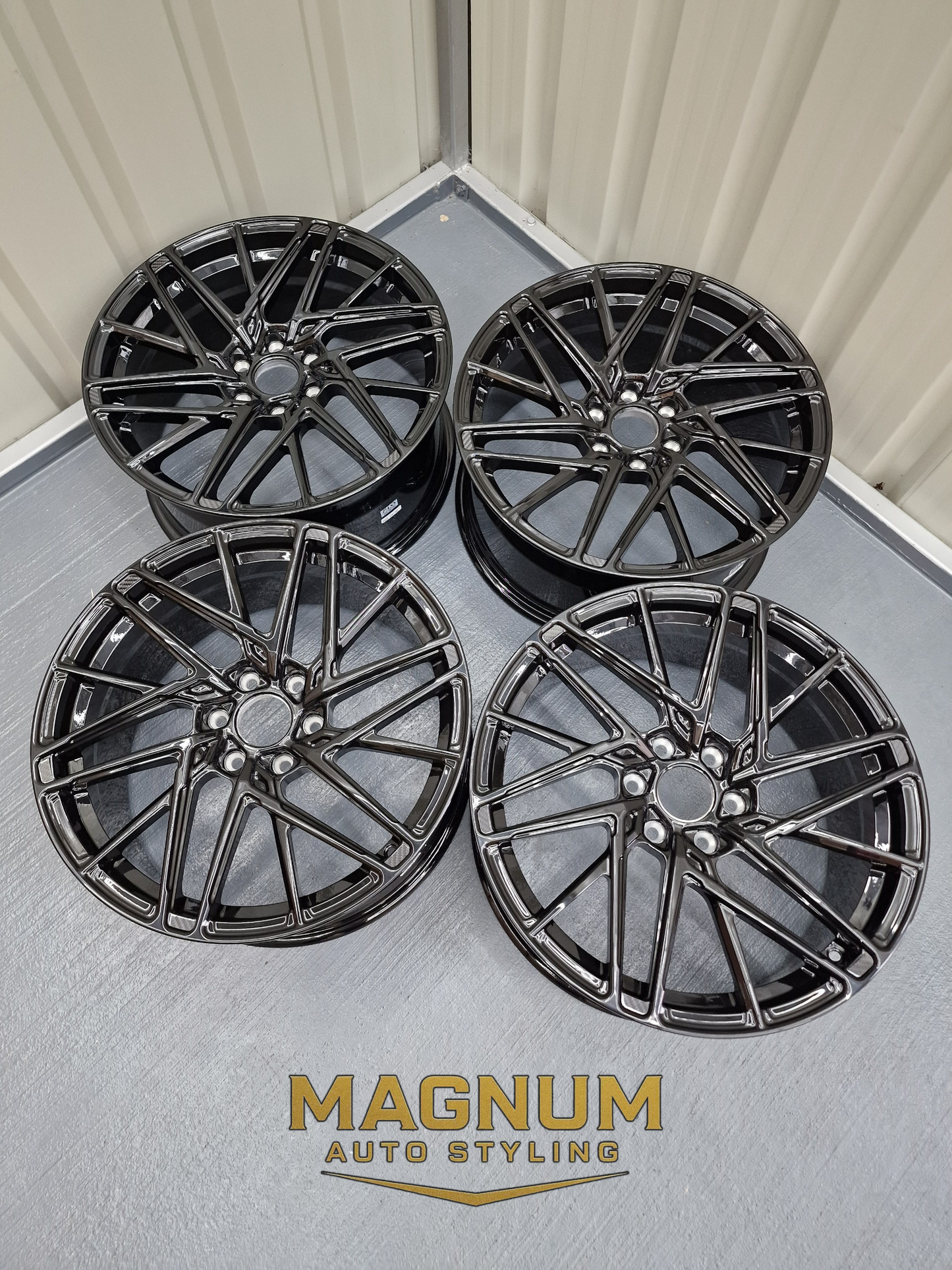 19" Motion R VS8 - Gloss Black
