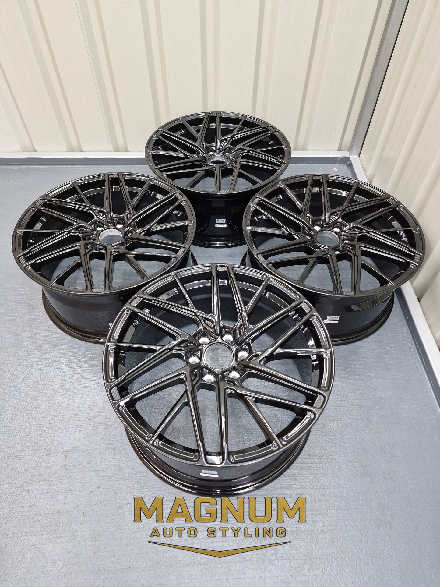 19" Motion R VS8 - Gloss Black