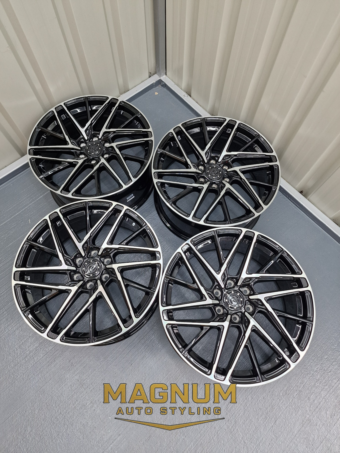 19" Motion R VS8 - Gloss Black Machined