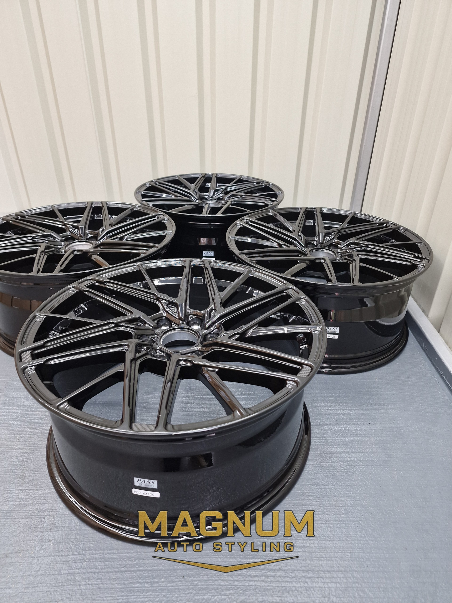 19" Motion R VS8 - Gloss Black