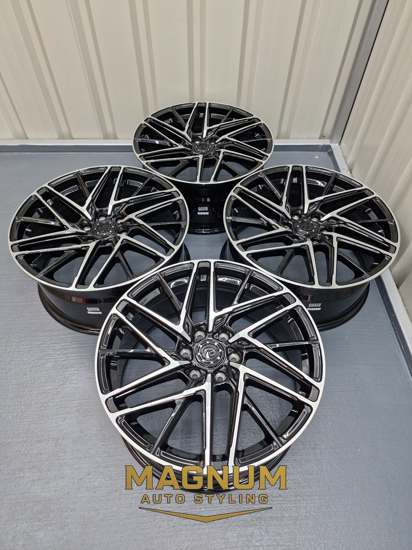 19" Motion R VS8 - Gloss Black Machined