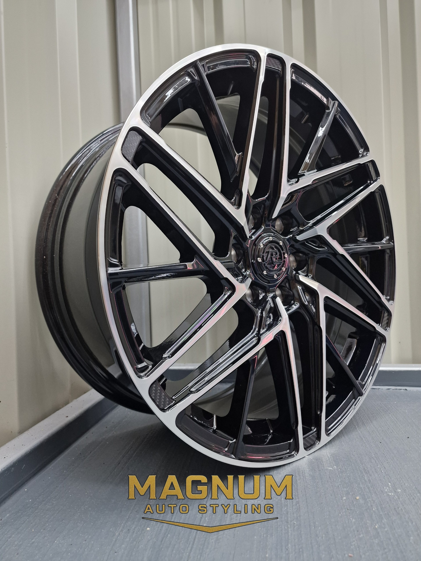 19" Motion R VS8 - Gloss Black Machined