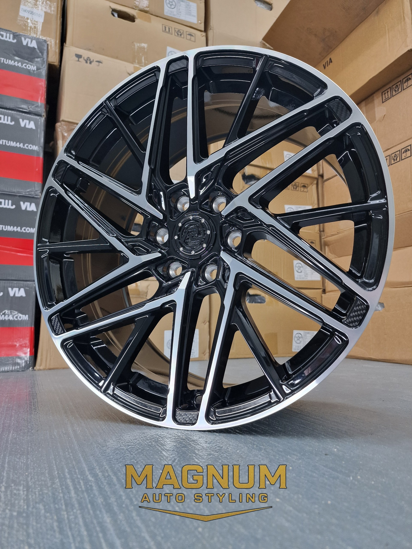 19" Motion R VS8 - Gloss Black Machined