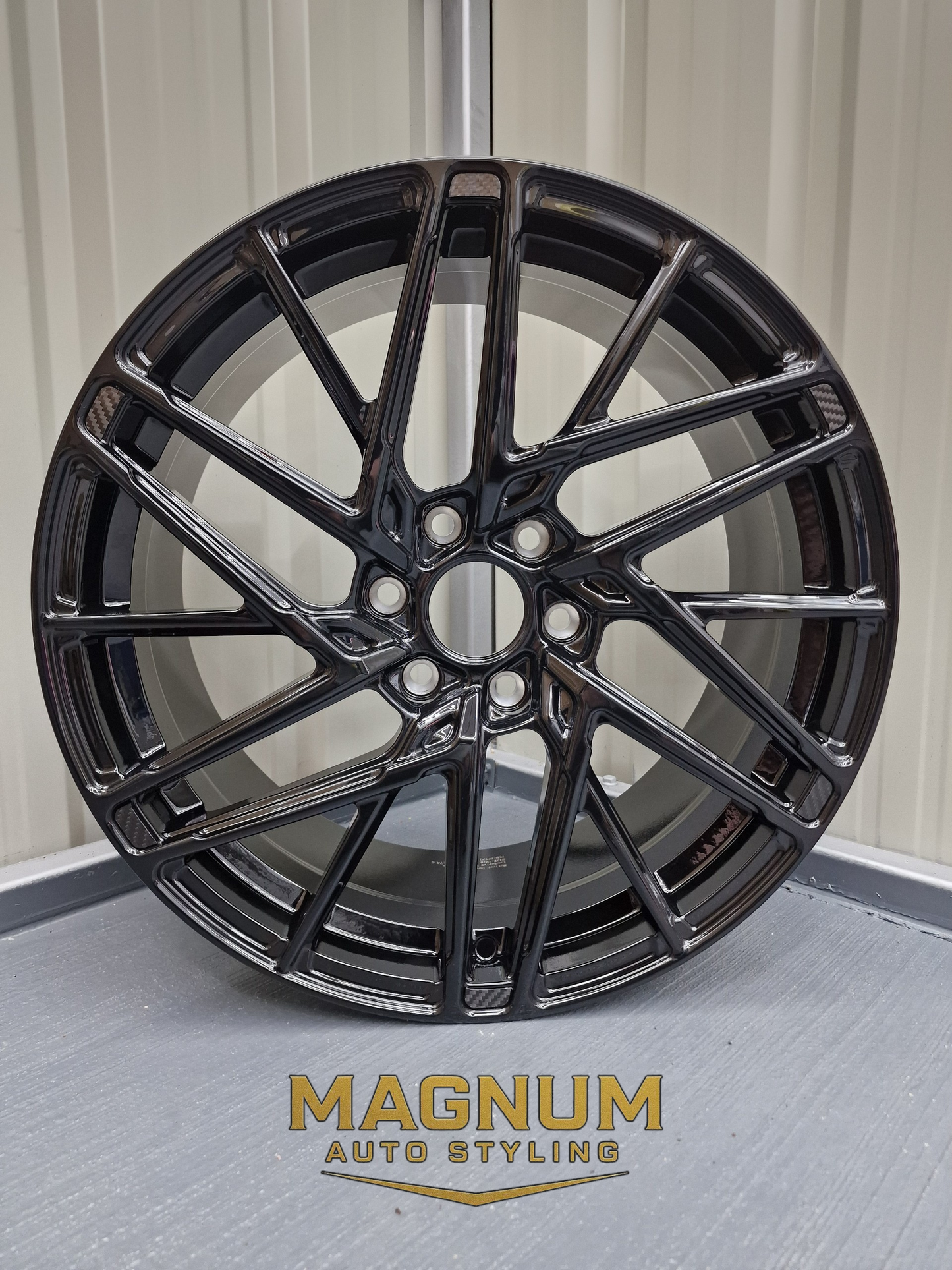19" Motion R VS8 - Gloss Black