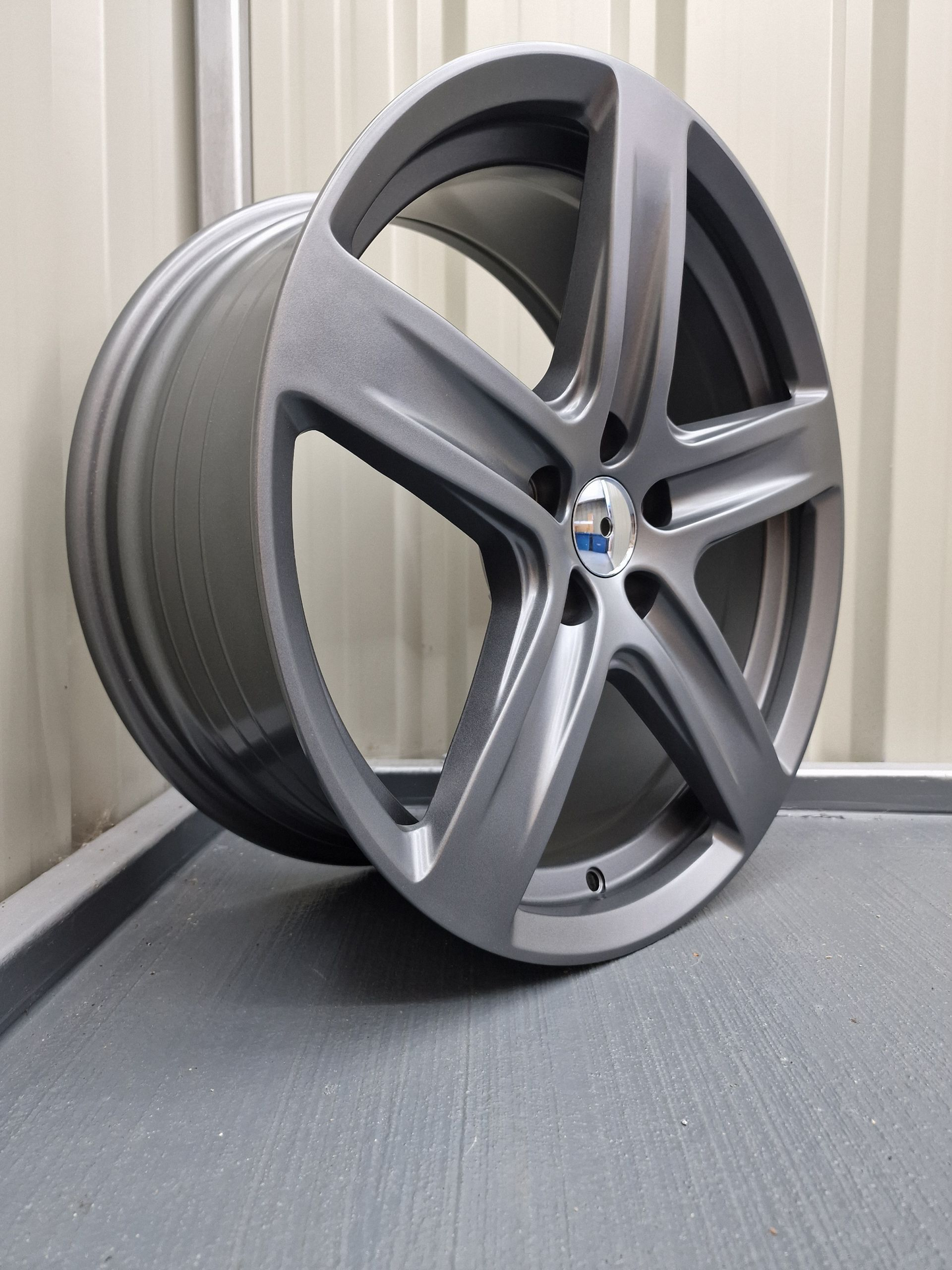 18" AVID Tourer - Satin Gunmetal