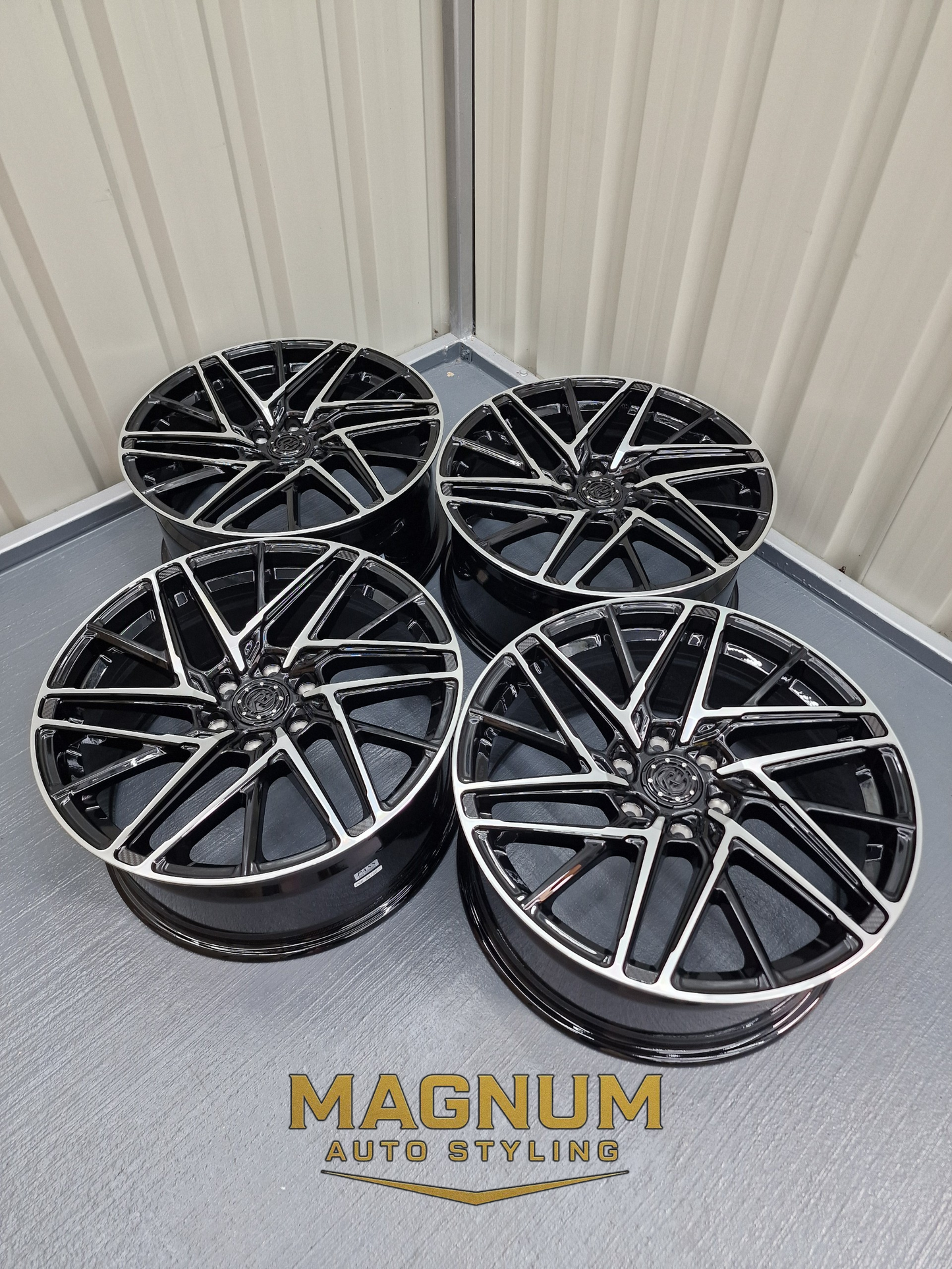 19" Motion R VS8 - Gloss Black Machined