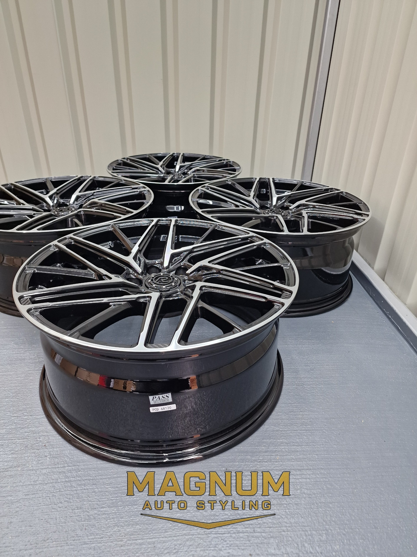 19" Motion R VS8 - Gloss Black Machined
